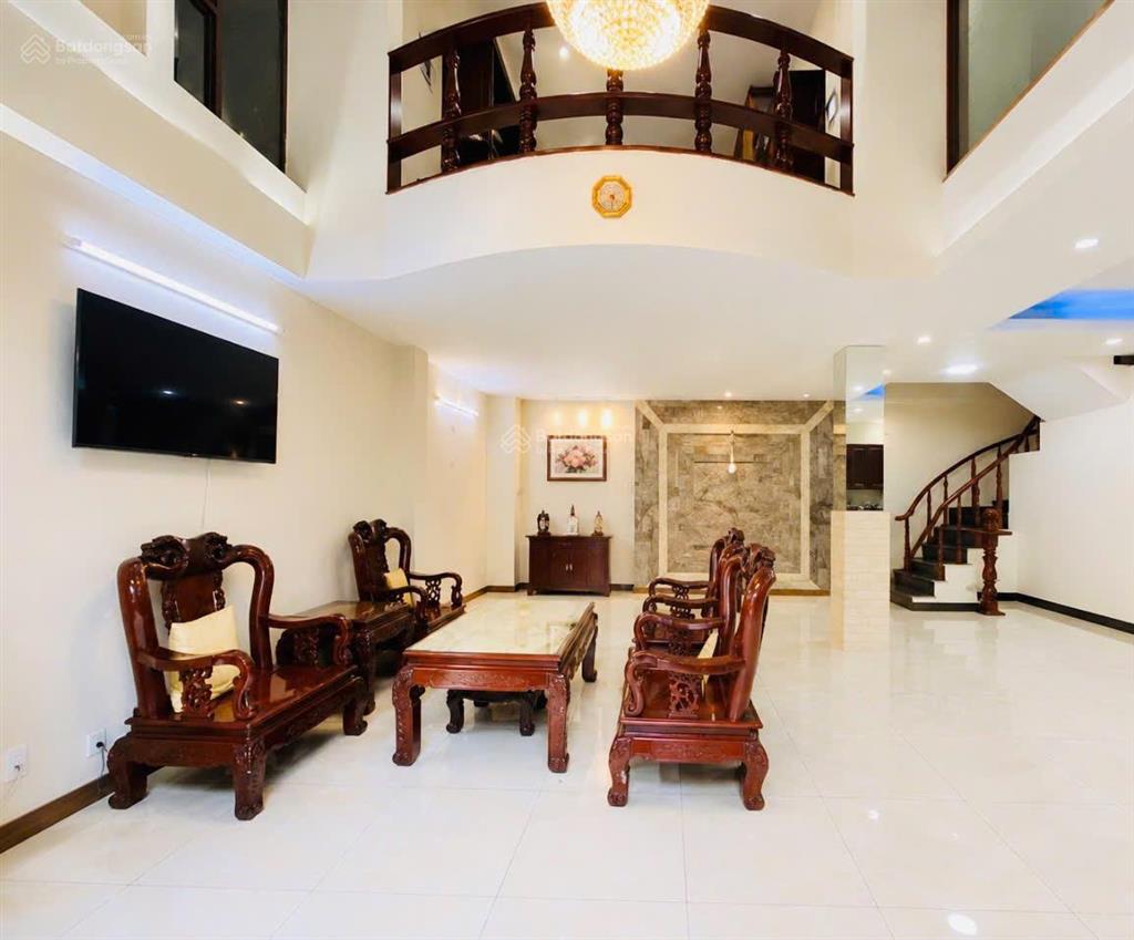 Mặt tiền hồng lạc tân bình  dt 67m  nở hậu gần 8m  sân ô tô riêng