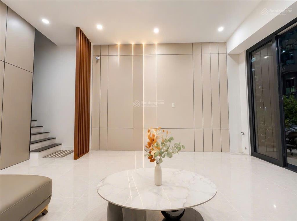 Nhà bán giáp quận 10  hxh tránh  thang máy  4 tầng  48m nở hậu