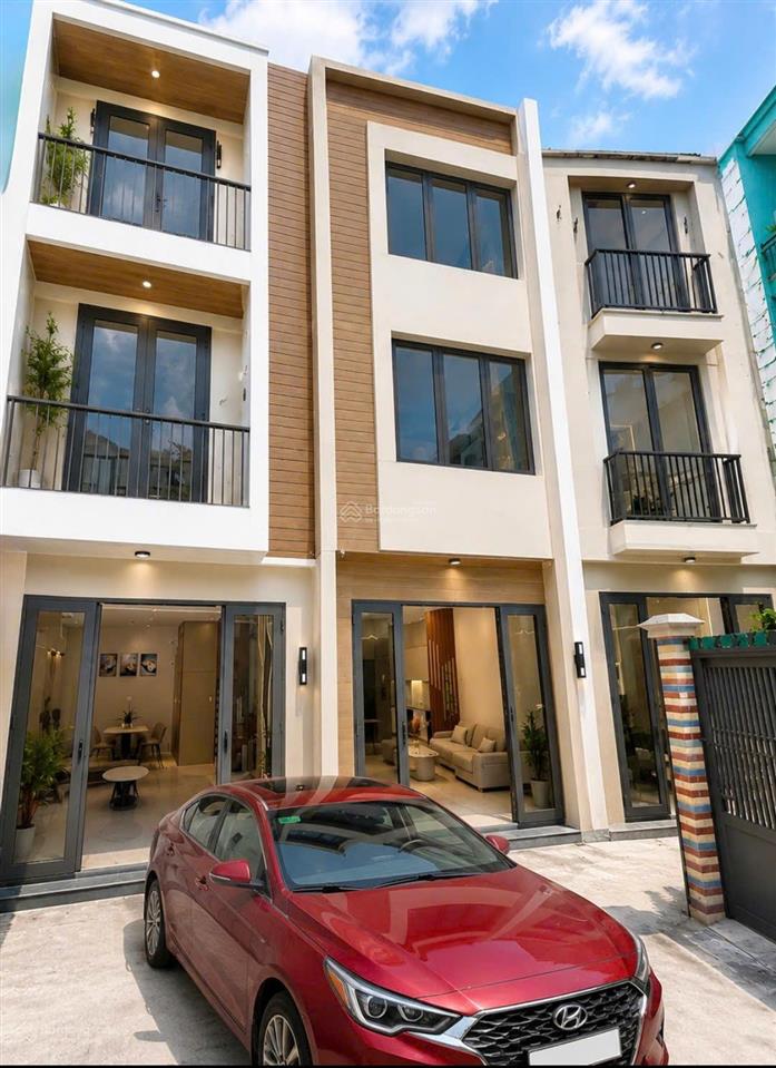 Nhà bán giáp quận 10  hxh tránh  thang máy  4 tầng  48m nở hậu