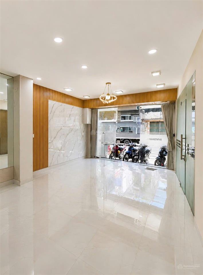 Lạc long quân  mặt tiền lớn  dt 40m  ngang 4.5m nở hậu trụ tài  kinh doanh đa ngành