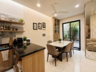 Vị thế đẹp k300 tân bình  đường 8m, ngang 7m nở hậu 10m, diện tích 240m²