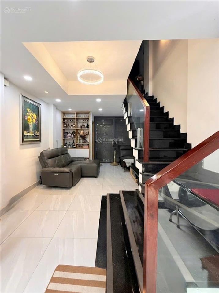 Vip khu bàn cờ  5 tầng kts thiết kế  sát vách q1 q10  40m2