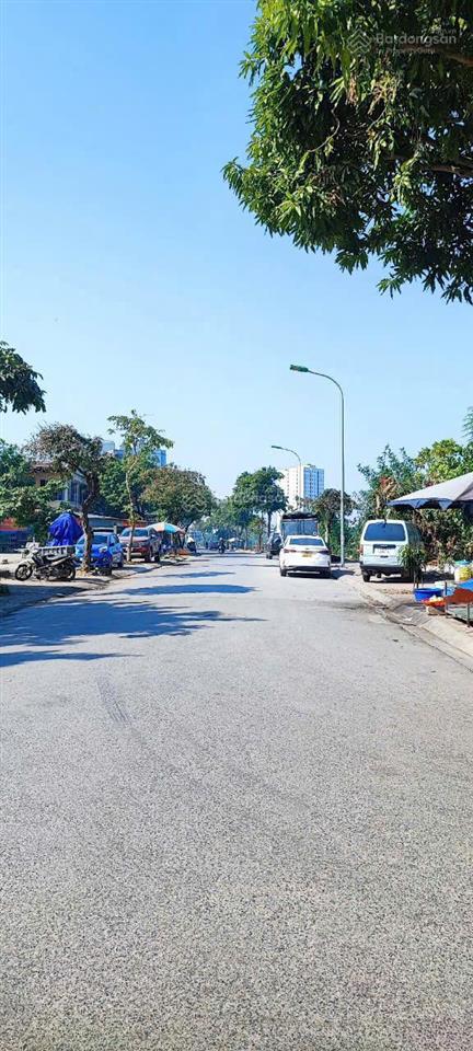 Bán đất tặng nhà 4 tầng, ô tô tránh, kinh doanh, gần aeon, 60m2, mặt tiền 4m, giá nhỉnh 11 tỷ.
