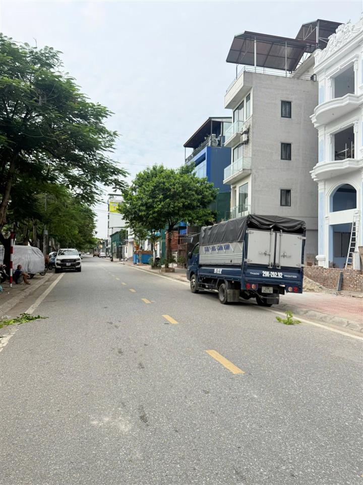 Bán đất phố hoa động, vỉa hè rộng, kinh doanh, 50m2, mặt tiền 5.2m, giá nhỉnh 9 tỷ.