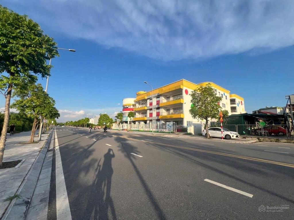 Bán đất phố hoa động, vỉa hè rộng, kinh doanh, 50m2, mặt tiền 5.2m, giá nhỉnh 9 tỷ.