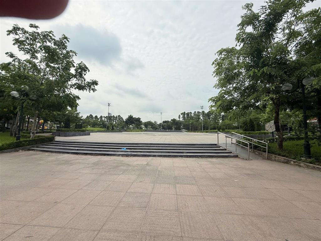 Bán đất phố hoa động, vỉa hè rộng, kinh doanh, 50m2, mặt tiền 5.2m, giá nhỉnh 9 tỷ.