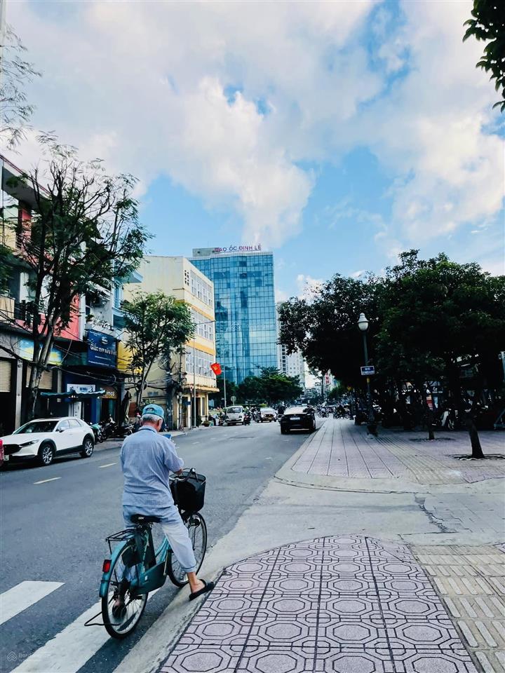 Toà văn phòng 6 tầng cao chót vót hướng view phố đi bộ nguyễn huệ từ xa  mt lê quốc hưng hơn 600m2