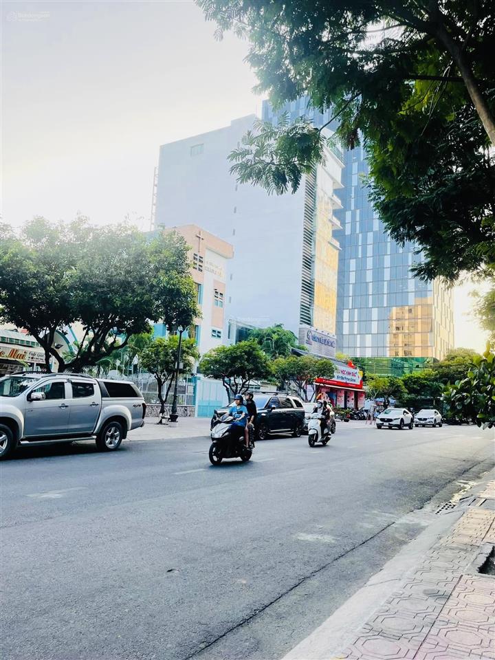 Toà văn phòng 6 tầng cao chót vót hướng view phố đi bộ nguyễn huệ từ xa  mt lê quốc hưng hơn 600m2