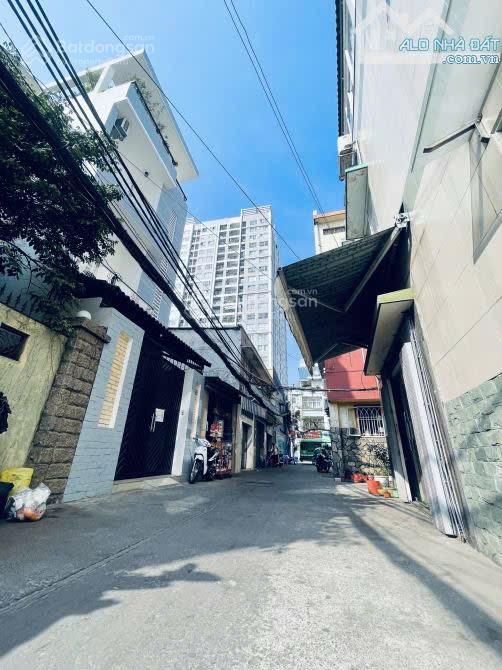 Quận 4 ngang 7 mét  133m2  nở hậu thích hợp xây mới, xe hơi đỗ ngay cổng