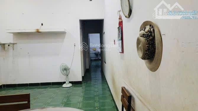 Quận 4 ngang 7 mét  133m2  nở hậu thích hợp xây mới, xe hơi đỗ ngay cổng