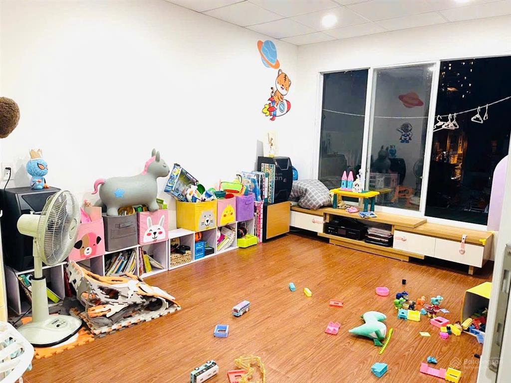 Cách xe hơi xe tải xe tăng chỉ 15m
khuvip kế bên khu chung cư xịn xò q4
giáp q1  khu rất an nin