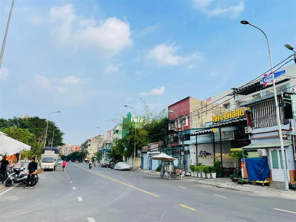 Xe hơi  xe tải  khu đậu xe hơi tự do
cách mặt tiền chỉ 15m, dt 60m2 ( 4x15 )