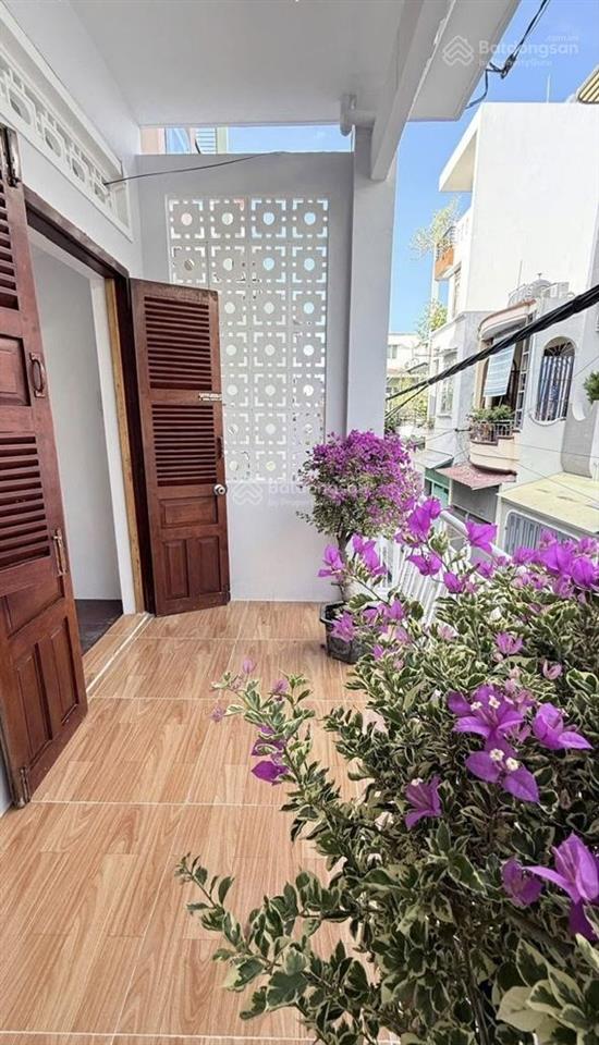 Xe hơi  xe tải  khu đậu xe hơi tự do
cách mặt tiền chỉ 15m, dt 60m2 ( 4x15 )