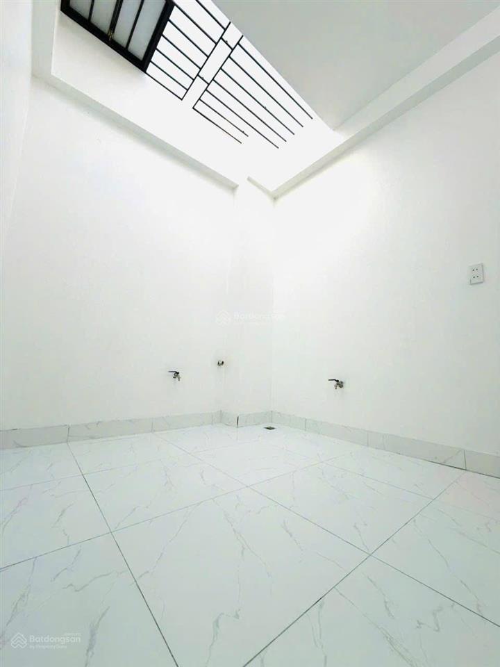 Hàng kín sát mt xc  k.doanh nhỏ
phường xóm chiếu  khu xóm đạo hẻm 3.54m