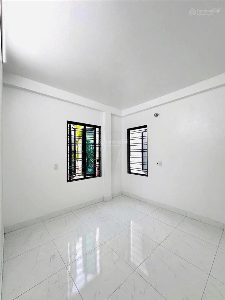 Hàng kín sát mt xc  k.doanh nhỏ
phường xóm chiếu  khu xóm đạo hẻm 3.54m