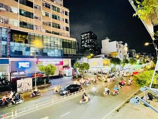 Mặt tiền kinh doanh hoàng diệu khu tập trung nhiều ngân hàng và
hiệu suất kinh doanh cao nhứt q