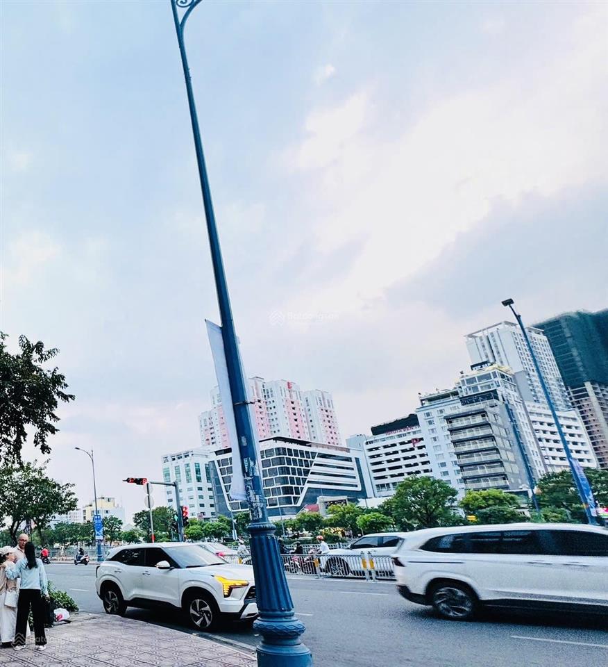 Mặt tiền bến vân đồn giáp ranh q1
vị trí kinh doanh phù hợp cho thuê
văn phòng, làm khách sạn, home