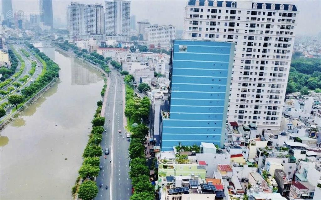Mặt tiền bến vân đồn giáp ranh q1
vị trí kinh doanh phù hợp cho thuê
văn phòng, làm khách sạn, home