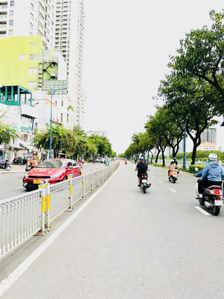 Mặt tiền bến vân đồn giáp ranh q1
vị trí kinh doanh phù hợp cho thuê
văn phòng, làm khách sạn, home