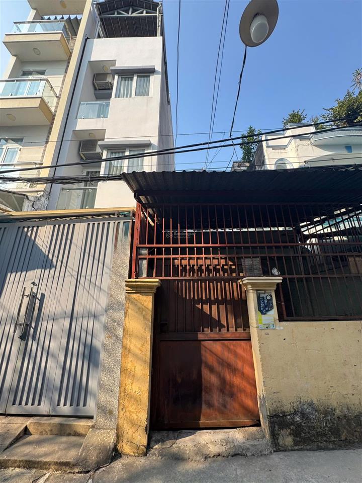 Cách xe tải chỉ 1 căn  thửa dài miên man tận 18 mét phù hợp xây chdv hoặc xây ở chừa sân rộng rãi