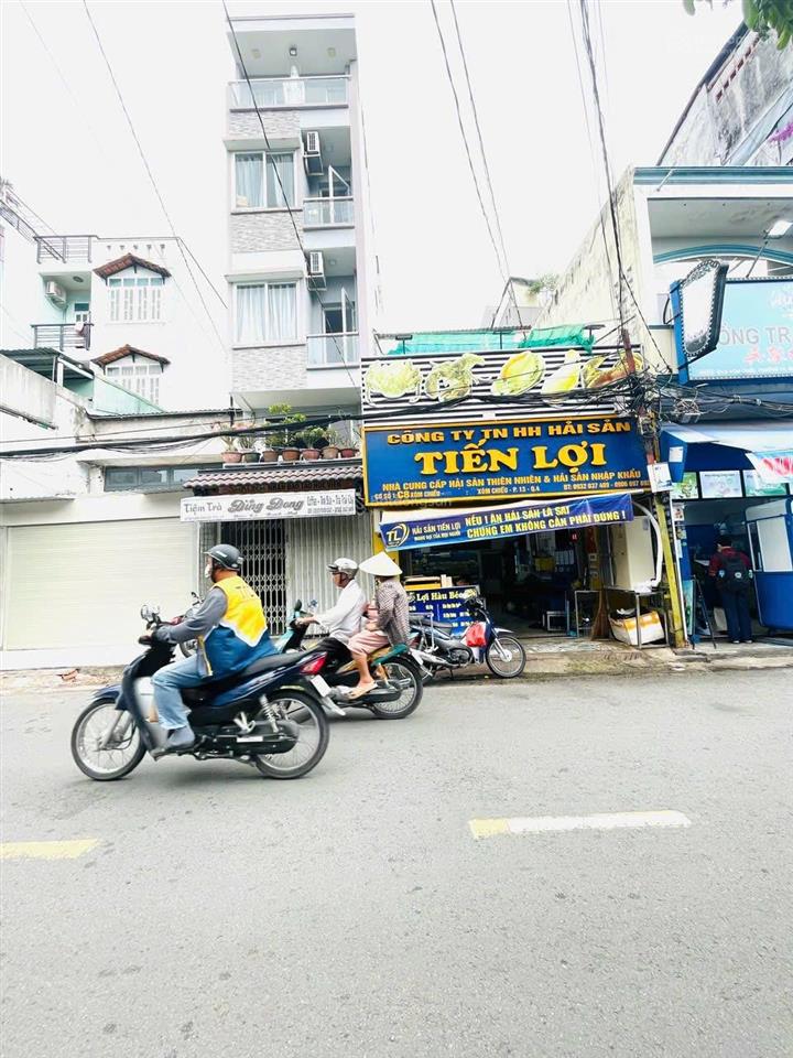 Mặt tiền xóm chiếu dt khủng 105 m2
vị trí đẹp buôn bán kinh doanh tấp nập giá cực kỳ mềm cho đầu tư