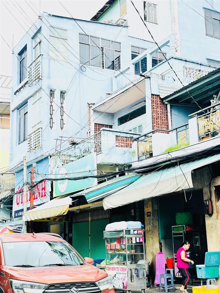 Mặt tiền xóm chiếu dt khủng 105 m2
vị trí đẹp buôn bán kinh doanh tấp nập giá cực kỳ mềm cho đầu tư