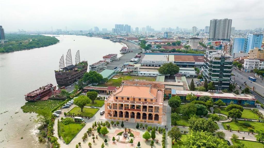 Mặt tiền xóm chiếu dt khủng 105 m2
vị trí đẹp buôn bán kinh doanh tấp nập giá cực kỳ mềm cho đầu tư