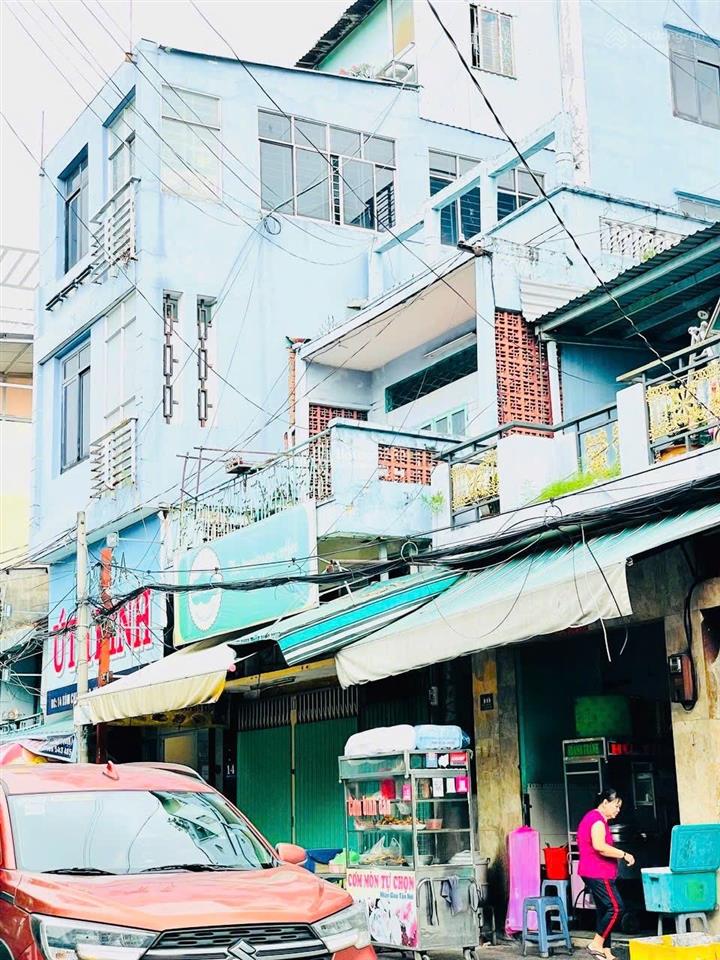 Mặt tiền xóm chiếu dt khủng 105 m2
vị trí đẹp buôn bán kinh doanh tấp nập giá cực kỳ mềm cho đầu tư