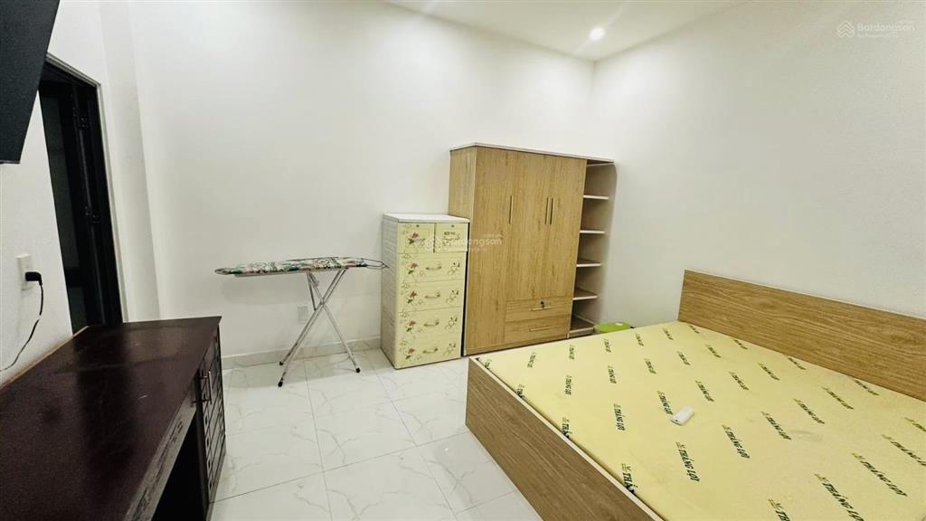 Chdv 110m² 10 phòng cho thuê, khả năng cải tạo khai thác 45 50tr/th
cách mặt tiền lớn chỉ vài mét