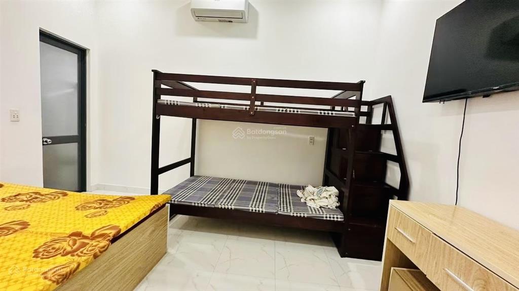 Chdv 110m² 10 phòng cho thuê, khả năng cải tạo khai thác 45 50tr/th
cách mặt tiền lớn chỉ vài mét