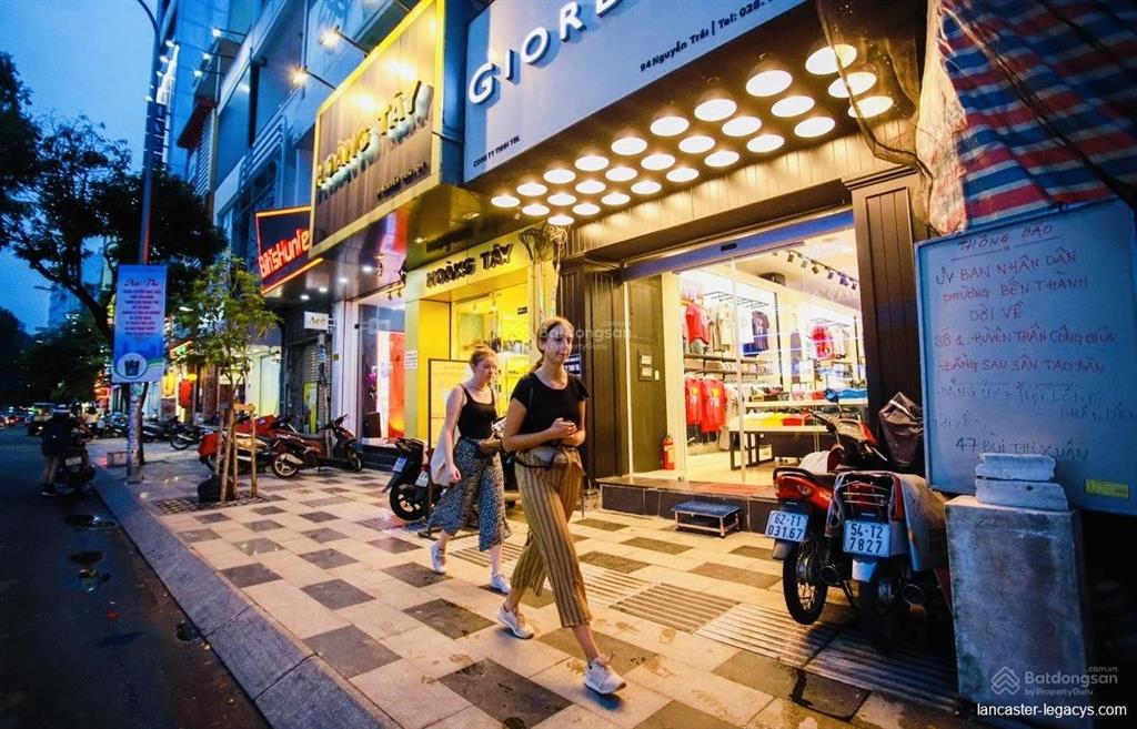 Trung tâm quận 1  kế bên bùi viện
xe hơi sát nhà  khu dân trí rất cao
phù hợp cho thuê giữ tiền