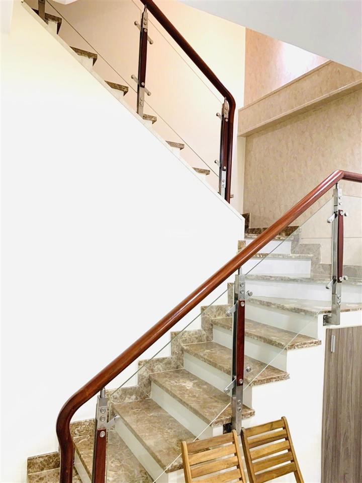Mặt tiền đường số hụt sau 1 căn nhà nhỏ tí teooo. xe hơi qua lại thoải mái