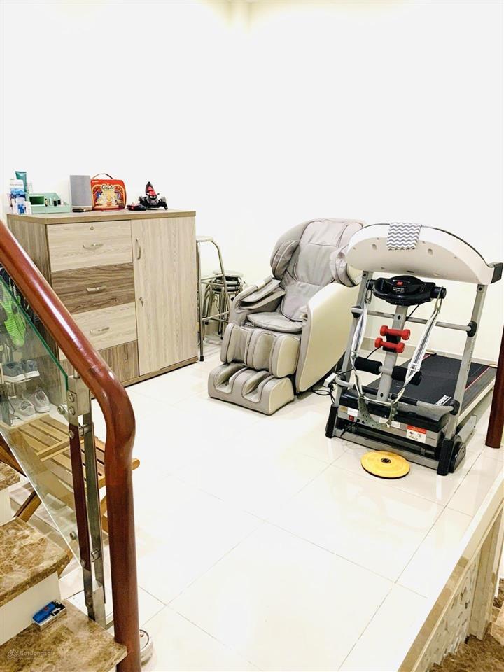 Mặt tiền đường số hụt sau 1 căn nhà nhỏ tí teooo. xe hơi qua lại thoải mái