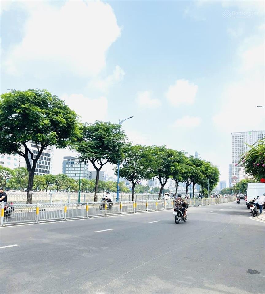 Bến vân đồn 1/ dt thực tế 105m2
gần cc goldview sang hịn sát bên q1
hẽm cực to 45 mét cách m