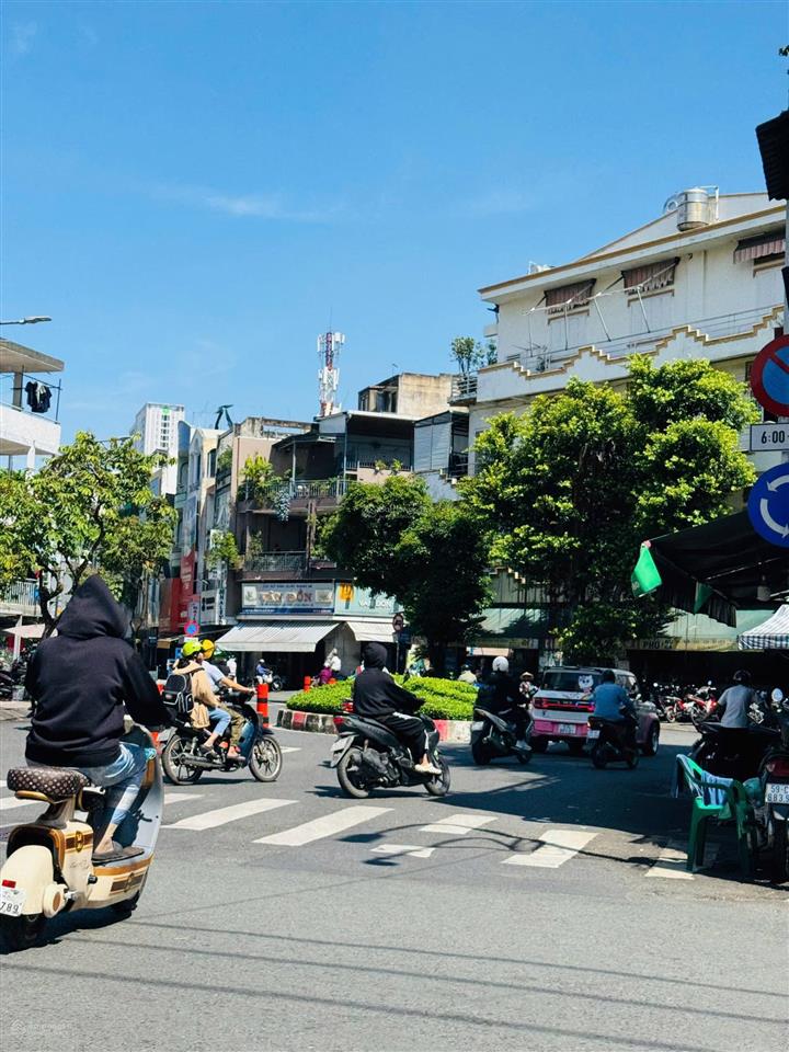 Căn hộ dịch vụ cao cấp hẽm đường
số cách mt chỉ 1 vài bước giáp ranh quận 1 kết cấu 5 tầng đúc btc