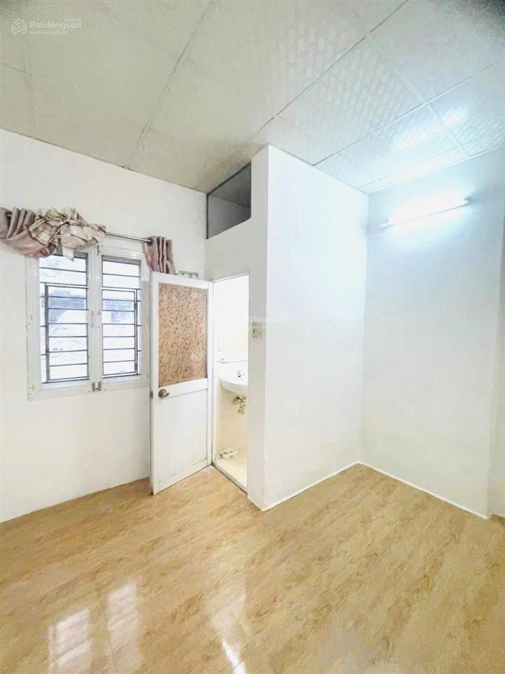 Xe tải 2 chiếc đỗ trước nhà đêm ngày  cách mặt tiền 1 căn nhà nhỏ hơn 100m2 đất giá bèo