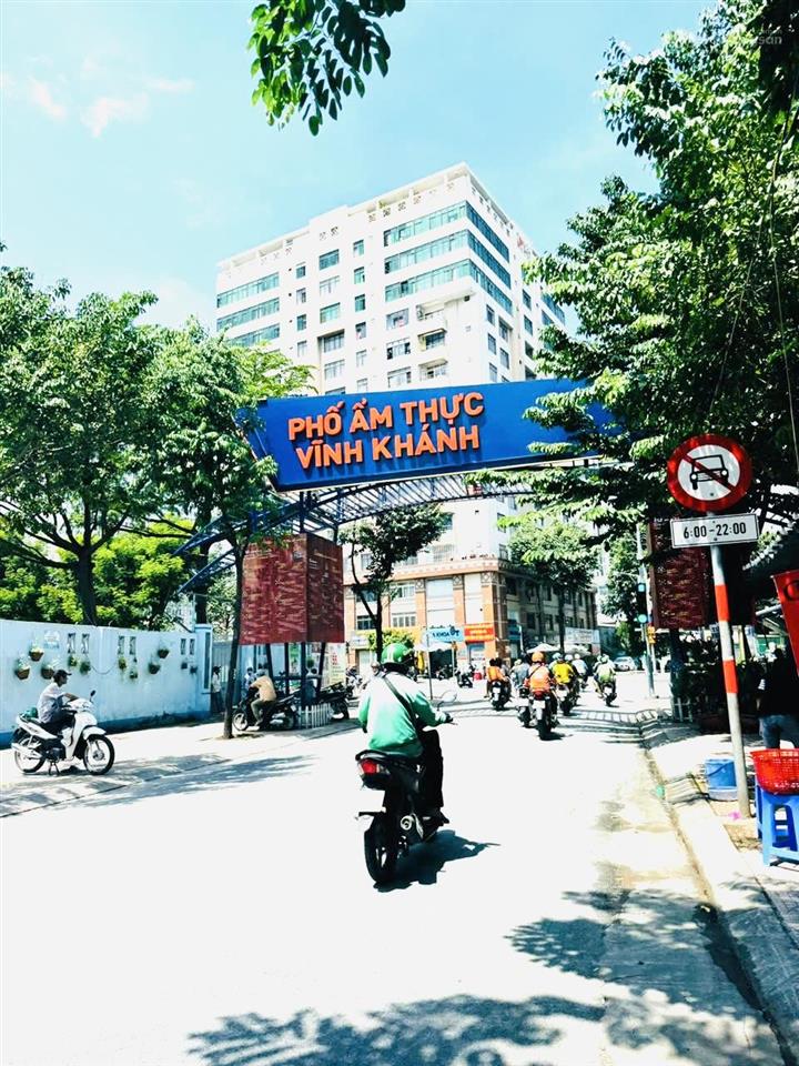 Xe tải 2 chiếc đỗ trước nhà đêm ngày  cách mặt tiền 1 căn nhà nhỏ hơn 100m2 đất giá bèo