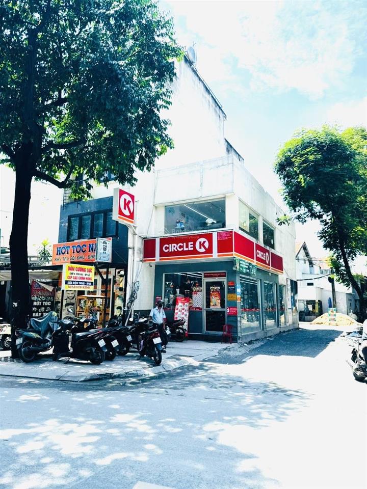Xe tải 2 chiếc đỗ trước nhà đêm ngày  cách mặt tiền 1 căn nhà nhỏ hơn 100m2 đất giá bèo