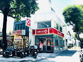 Xe tải 2 chiếc đỗ trước nhà đêm ngày  cách mặt tiền 1 căn nhà nhỏ hơn 100m2 đất giá bèo