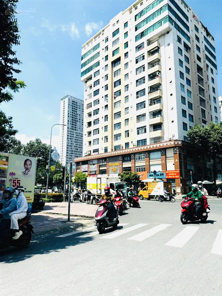 Xe tải 2 chiếc đỗ trước nhà đêm ngày  cách mặt tiền 1 căn nhà nhỏ hơn 100m2 đất giá bèo
