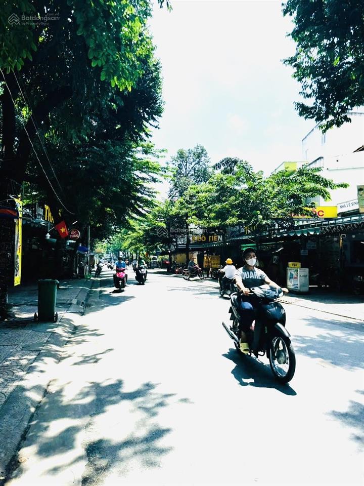 Xe tải 2 chiếc đỗ trước nhà đêm ngày  cách mặt tiền 1 căn nhà nhỏ hơn 100m2 đất giá bèo