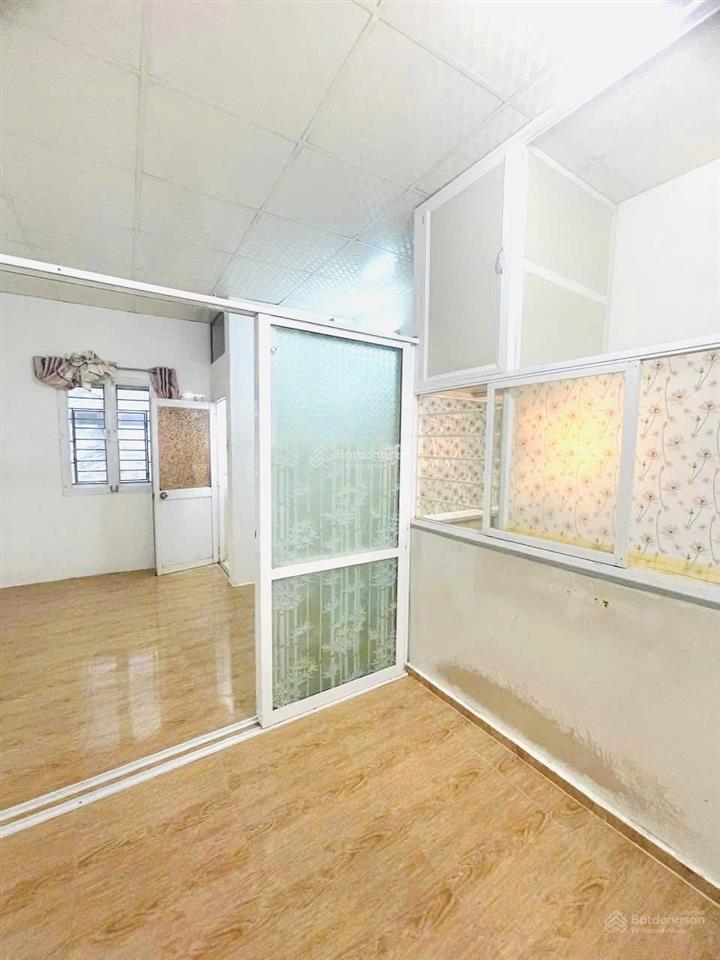Xe tải 2 chiếc đỗ trước nhà đêm ngày  cách mặt tiền 1 căn nhà nhỏ hơn 100m2 đất giá bèo