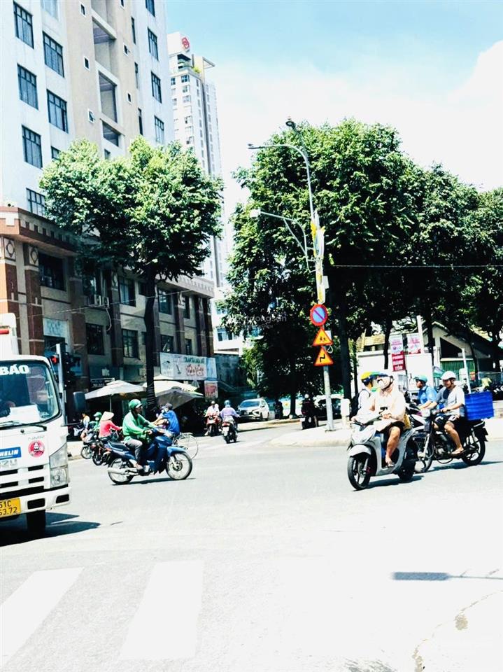 Xe tải 2 chiếc đỗ trước nhà đêm ngày  cách mặt tiền 1 căn nhà nhỏ hơn 100m2 đất giá bèo