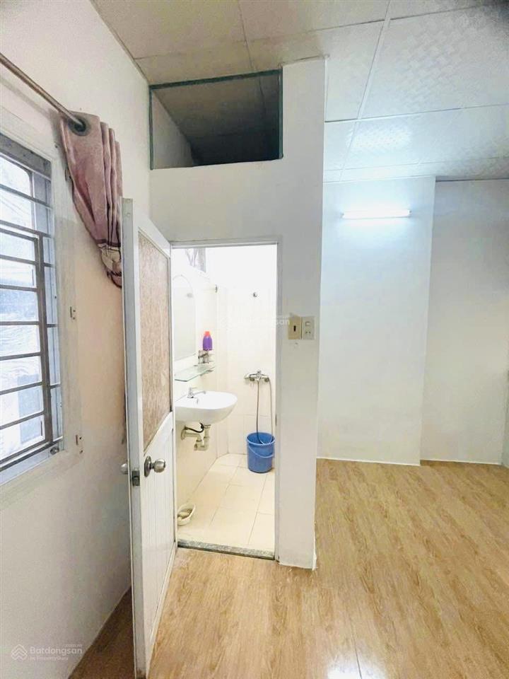 Xe tải 2 chiếc đỗ trước nhà đêm ngày  cách mặt tiền 1 căn nhà nhỏ hơn 100m2 đất giá bèo