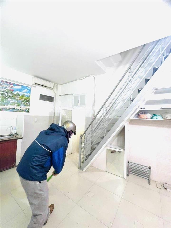 Xe tải 2 chiếc đỗ trước nhà đêm ngày  cách mặt tiền 1 căn nhà nhỏ hơn 100m2 đất giá bèo