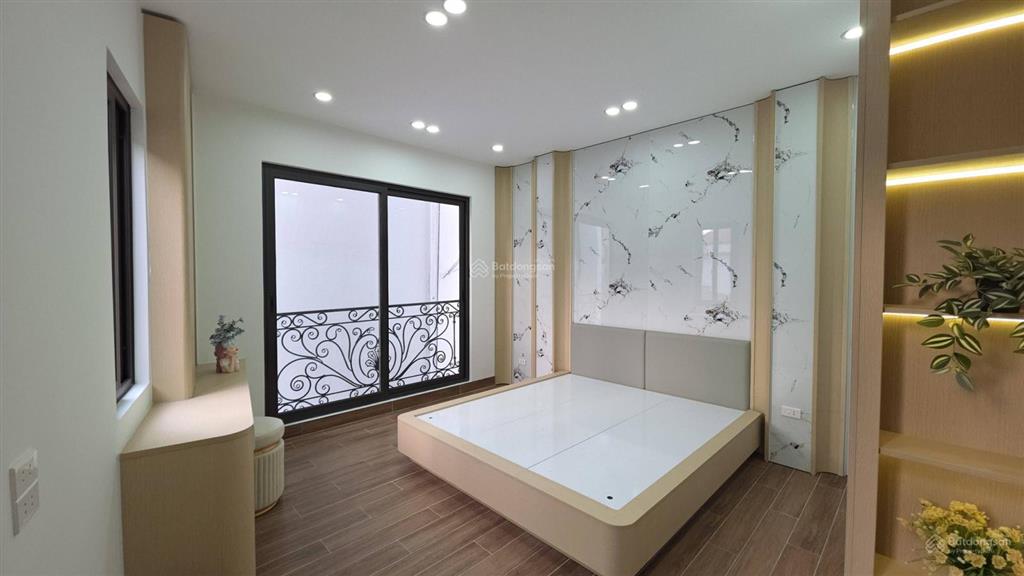 Chính chủ bán nhà xây mới 6 tầng thang máy, full nội thất, tầm tiền hiếm khu trung tâm sát phố cổ