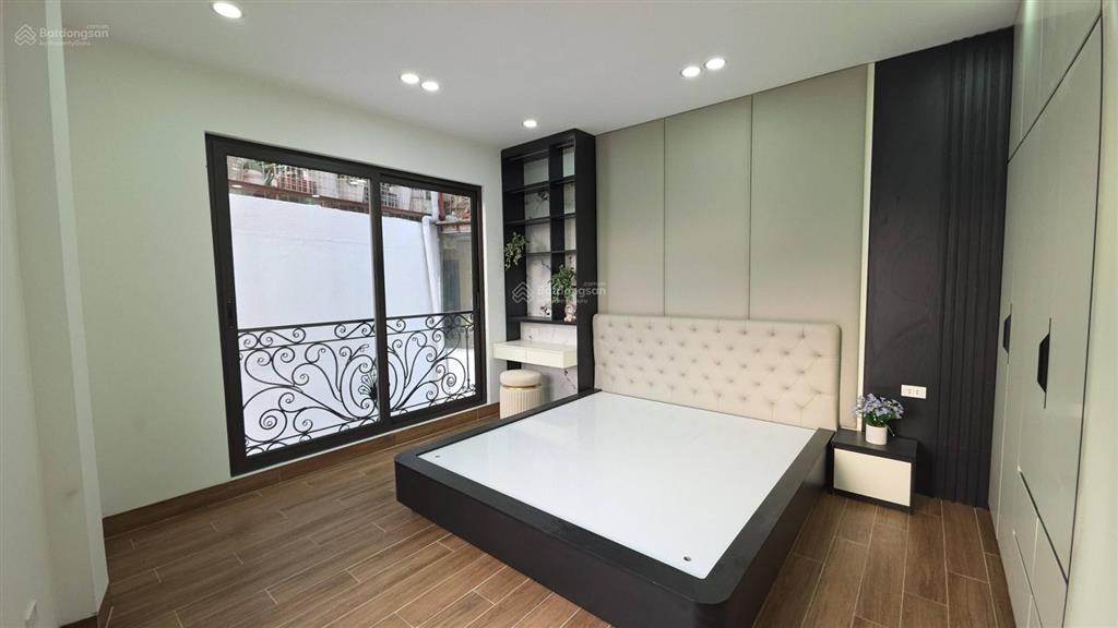 Chính chủ bán nhà xây mới 6 tầng thang máy, full nội thất, tầm tiền hiếm khu trung tâm sát phố cổ