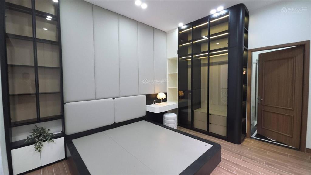 Chính chủ bán nhà xây mới 6 tầng thang máy, full nội thất, tầm tiền hiếm khu trung tâm sát phố cổ