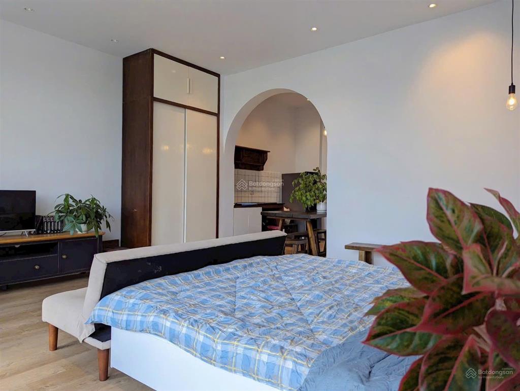 Thuê căn hộ 2pn ban công, máy giặt riêng, dọn phòng gần sân bay, tại đường bạch đằng, giáp q3, q10