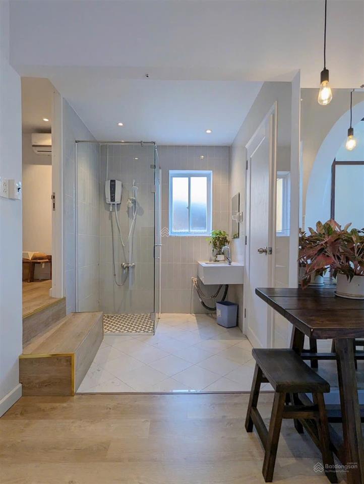 Thuê căn hộ 2pn ban công, máy giặt riêng, dọn phòng gần sân bay, tại đường bạch đằng, giáp q3, q10